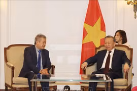 越共中央总书记、国家主席苏林（右）在法国会见法越友好协会主席阮海南。图自越通社
