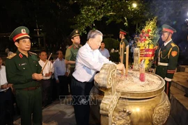 越共中央总书记、国家主席苏林在长山国家烈士陵园向各位英烈进香。图自越通社