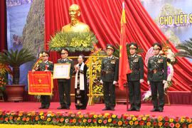 越南国家副主席阮氏缘向广宁省武装力量授予“人民武装力量英雄”称号（图片来源：广宁报）