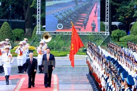 11月5日下午，阮富仲总书记和夫人在主席府广场按照国家元首最高规格举行隆重仪式，欢迎中共中央总书记、国家主席习近平到访。（图片来源：越通社）