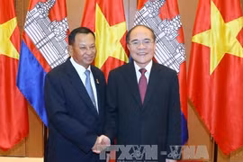应越南国会主席阮生雄的邀请，柬埔寨参议院主席赛宗已抵达越南首都河内开始对越进正式访问 。（图片来源：越通社）
