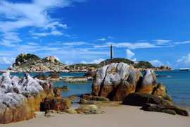 溪鸡角天然景观，远处是溪鸡灯塔。（图片来源：viettravel）