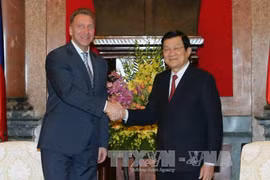 越南国家主席张晋创12月15日下午在主席府总部会见正在对越南进行工作访问的俄罗斯第一副总理舒瓦洛夫（I. Shuvalov）。（图片来源：越通社）