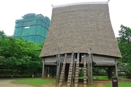 今日的埃地族、巴拿族、嘉莱族同胞仍然建设吊脚屋。他们主要居住在得乐、嘉莱及昆嵩等省市（图片来源：vnexpress.net）