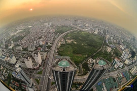 若想看日落，除了龙边桥和西湖，你可站在城市高楼上欣赏着美妙的晚霞