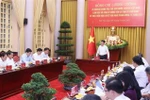 6月5日下午，越南国家主席梁强在主席府主持召开与兴安省、太平省省委常委会的工作会议。图自越通社