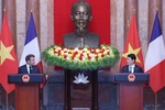 越南国家主席梁强与法国总统马克龙共见记者。图自越通社