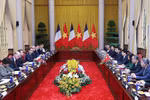 越南国家主席梁强与法国总统埃马纽埃尔·马克龙举行会谈。图自越通社
