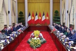 越南国家主席梁强与法国总统埃马纽埃尔·马克龙举行会谈。图自越通社