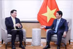 越南国家主席梁强（右）会见韩国SK集团会长崔泰源。图自越通社