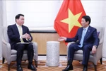 越南国家主席梁强（右）会见韩国SK集团会长崔泰源。图自越通社