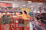 2024年12月，全国零售商品和消费服务总额为570.7万亿越南盾，环比增长1.9%，同比增长9.3%。图自越通社