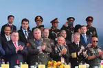 出席2024年越南国际防务展开幕式的各国国防部代表和驻越武官。图自越通社