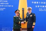 越南国防部部长潘文江大将与中国国防部长董军上将参观“海上胡志明小道”遗迹。图自越通社
