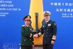 越南国防部部长潘文江大将与中国国防部长董军上将参观“海上胡志明小道”遗迹。图自越通社