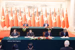 越共中央总书记、国家主席苏林与中共中央总书记、国家主席习近平共同见证两个各部门合作文件的签署。图自越通社