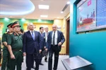 俄罗斯国家杜马主席访问越俄热带中心历史展览馆。图自越通社