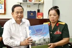 陈青敏向芹苴市宁桥郡安平坊的人民武装力量英雄阮氏云赠送慰问品。图自越通社