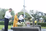 苏林总书记在奠边省敬香缅怀英雄烈士。图自越通社