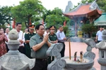 政府总理范明政在广治省向胡志明主席及英雄烈士敬香。图自越通社