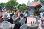 政府总理范明政在广治省向胡志明主席及英雄烈士敬香。图自越通社