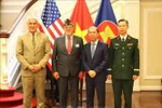 2025年7月15日，越南和平大使协会（DPAA）主任凯利·麦基格（Kelly McKeague）（左一）与越南驻美国大使阮国勇（右二）在华盛顿举行的战争遗物接收仪式上合影。图自越通社
