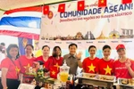 越南驻巴西大使裴文毅和越南驻巴西大使馆工作人员、武官处官员及配偶参加展览会。大使馆提供