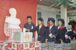 和平省少数民族同胞参加于1997年7月20日举行的第十届国会代表选举。图自越通社
