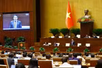 越南财政部长阮文胜就国会代表提出的问题进行解释和澄清。图自越通社