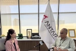 印度尼西亚安塔拉通讯社（ANTARA）新闻总监伊尔凡·朱奈迪接受越通社驻雅加达记者的采访。图自越通社