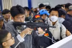 越南国际防务展射击模拟体验系统给公众带来全新感受。图自越通社