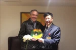 越南共产党代表团2026年访问厄瓜多尔期间，原中央对外部副部长阮俊峰向厄瓜多尔公民革命党中央委员胡安·梅里盖·马丁内斯赠送礼物。图自越通社