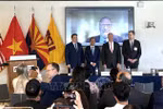越南驻美国大使阮国勇与各位美国前驻越南大使。图自越通社