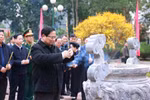 越南政府总理范明政向胡志明主席及参加边界战役的英烈进香。图自越通社