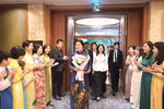 越共中央总书记苏林夫人吴芳璃会见在韩越南新娘代表 。图自越通社