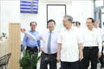 苏林总书记视察胡志明市新永禄乡公共行政服务中心。图自越通社