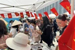 越南手工艺品吸引大量游客关注。图自越通社
