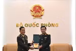 越南国防部长潘文江大将向柬埔寨国防部国务秘书普隆丹大将赠送纪念品。图自《人民军队报》
