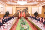 越南国家主席梁强与中共中央总书记、国家主席习近平举行会谈。图自越通社