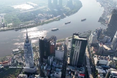 位于胡志明市中心区域的金融大楼群坐落在西贡河畔，与守添半岛隔河相望，地处安庆坊。图自越通社