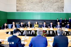 2025 年 7 月 2 日，联邦议院副议长博多·拉梅洛在会见越南国家副主席 武氏映春 时表示，他本人及德国联邦议院已启动向各相关方征求意见的程序，推进《越南—欧盟投资保护协定》（EVIPA）的批准进程。（图自越通社） 