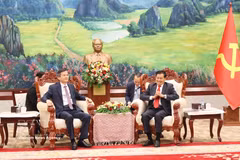 老挝人民革命党中央总书记、国家主席通伦·西苏里（右）会见前来礼节性拜会的越共中央政治局委员、胡志明国家政治学院院长段明训副教授。图自越通社 