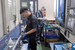 在太原省点瑞工业区KD Heat Technology有限公司，工人正在为汽车和摩托车制造业生产零部件。图自 越通社