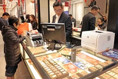 在富贵金店买卖黄金。 图自越通社