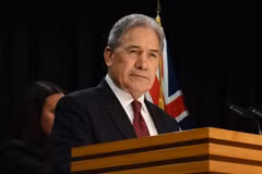 新西兰外长温斯顿·彼得斯（Winston Peters） 图：越通社发