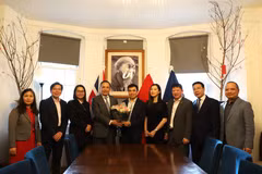杜明雄大使与越南驻英国大使馆干部同旅英及爱尔兰越南知识分子协会委员会合影留念。图自越通社。