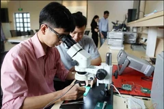 具备高质量人力资源，才能发展科技，创造新发展动力。图为：胡志明市理工大学微芯片与高频系统实验室的教师与学生。（图：thanhnien.vn）