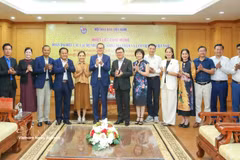 越共中央委员、中央宣教与民运部副部长、《人民报》总编辑、越南记者协会主席黎国明会见柬埔寨记者俱乐部代表团 图自nhandan.vn