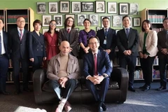 越南驻联合国常驻代表团团长杜雄越与美国共产党主要领导人合影 图自越通社