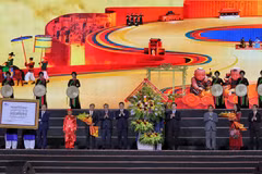 越南党和国家领导向北宁省赠送花篮 图自越通社